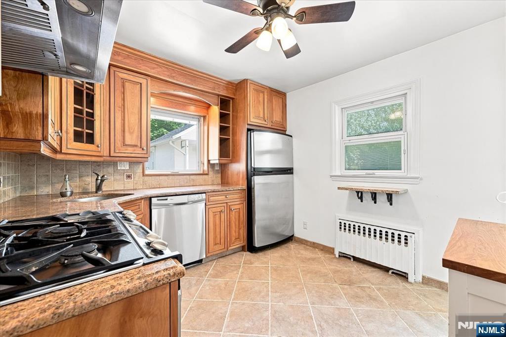 3-27 Kenneth Avenue