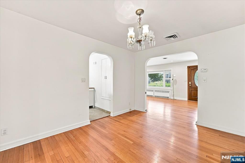3-27 Kenneth Avenue