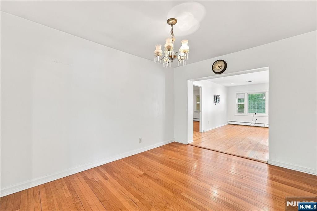 3-27 Kenneth Avenue