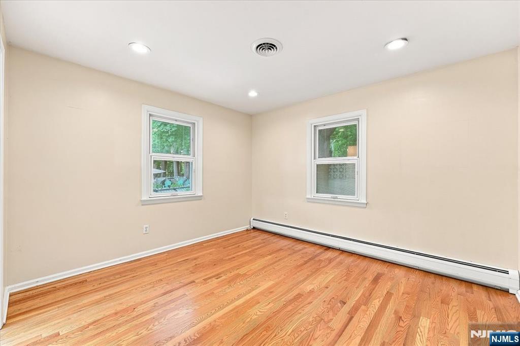 3-27 Kenneth Avenue