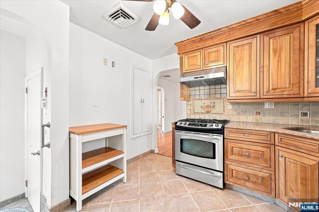 3-27 Kenneth Avenue