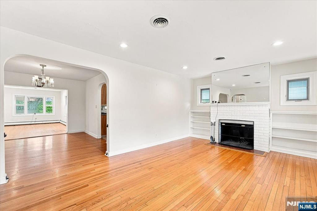 3-27 Kenneth Avenue