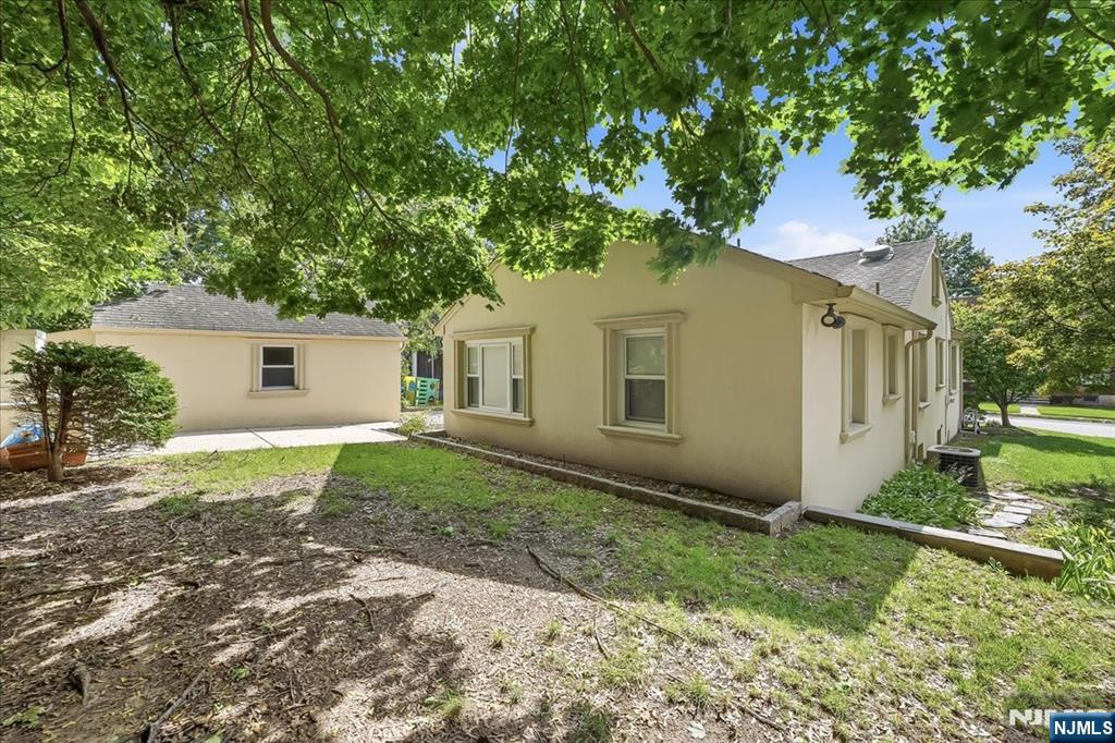 3-27 Kenneth Avenue