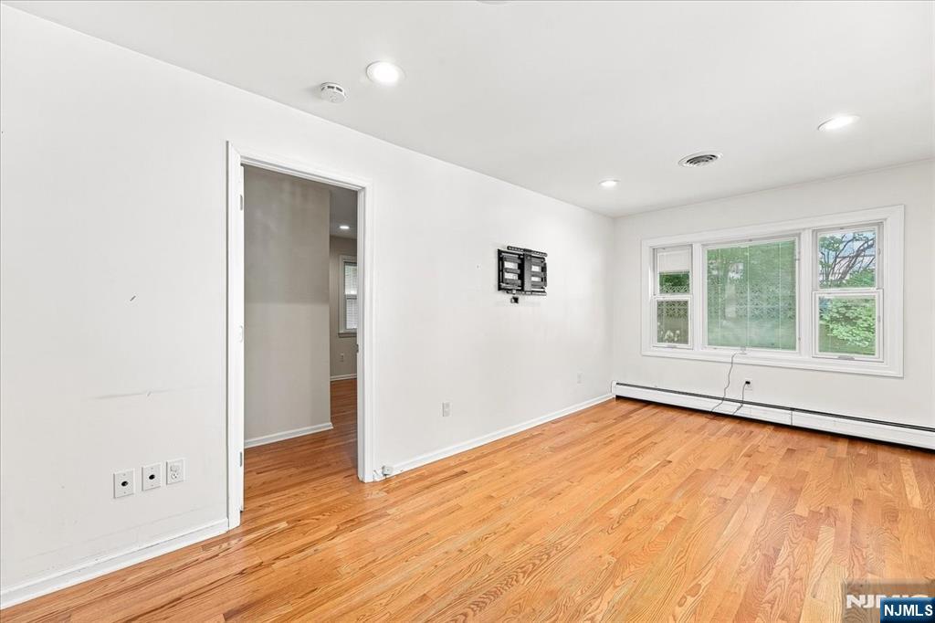 3-27 Kenneth Avenue