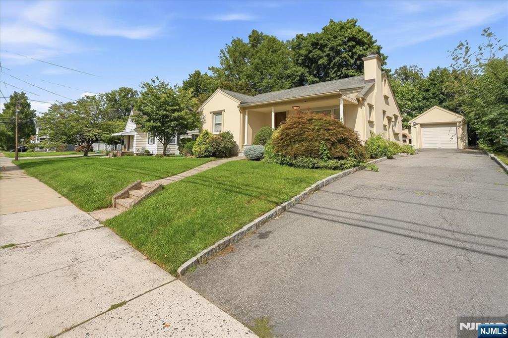 3-27 Kenneth Avenue