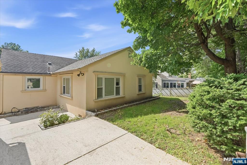 3-27 Kenneth Avenue