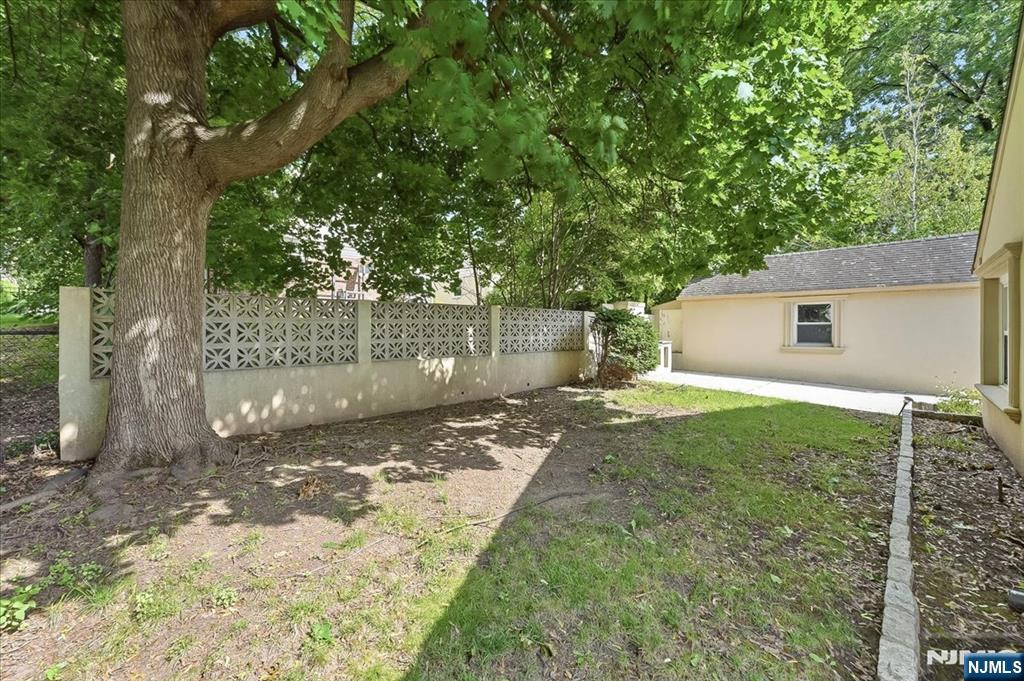 3-27 Kenneth Avenue