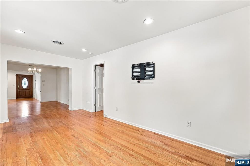 3-27 Kenneth Avenue