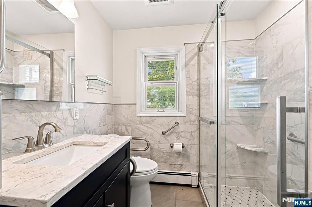 3-27 Kenneth Avenue