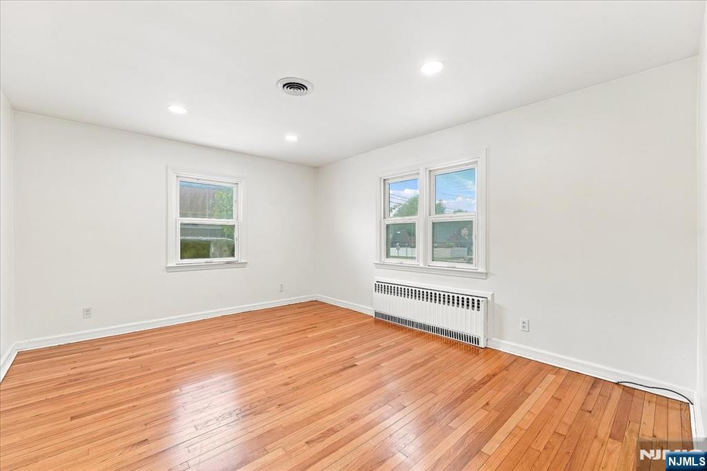 3-27 Kenneth Avenue