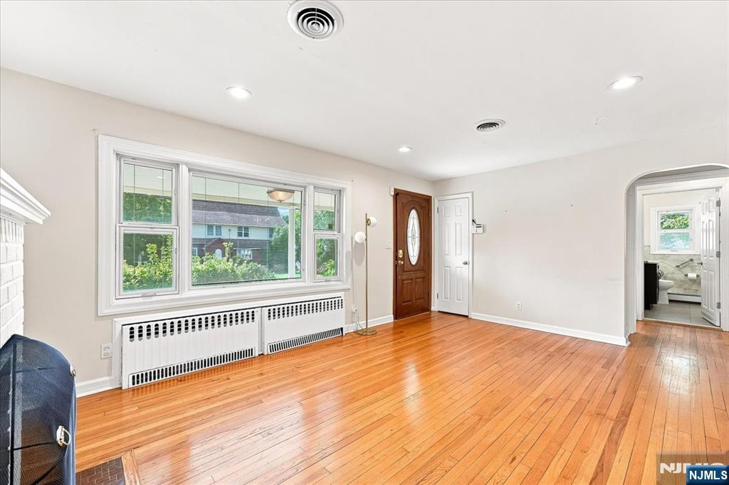 3-27 Kenneth Avenue