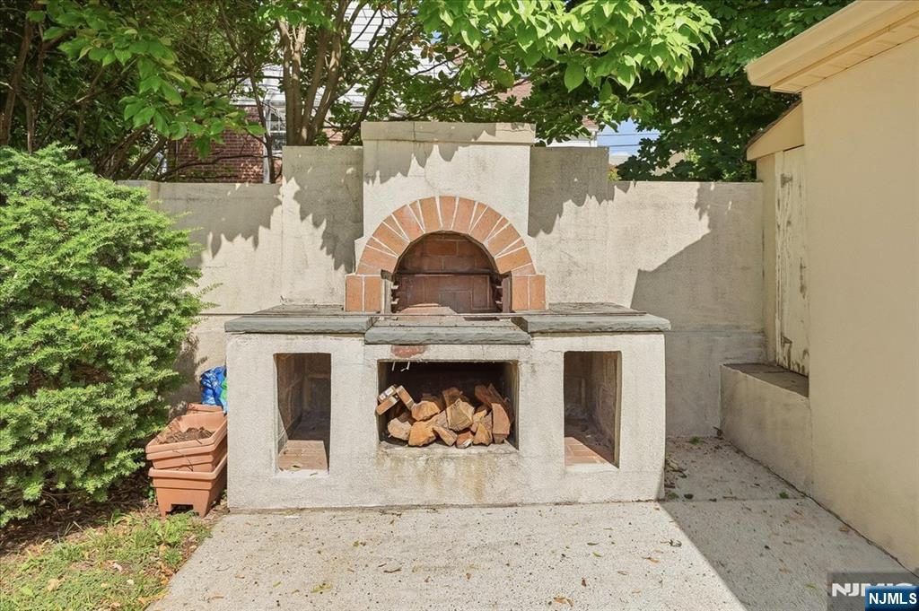 3-27 Kenneth Avenue