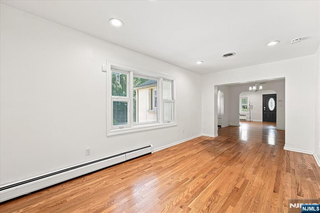 3-27 Kenneth Avenue