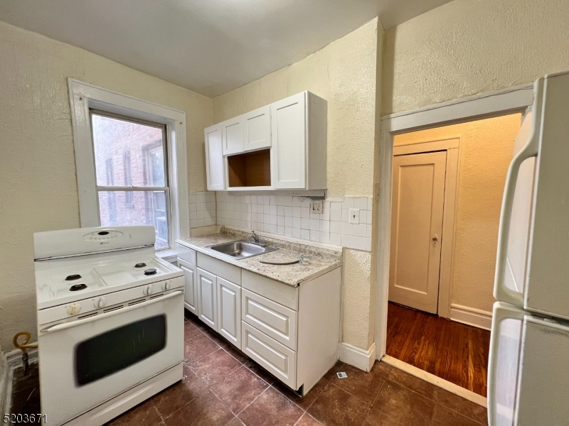 148 Chancellor Ave B9