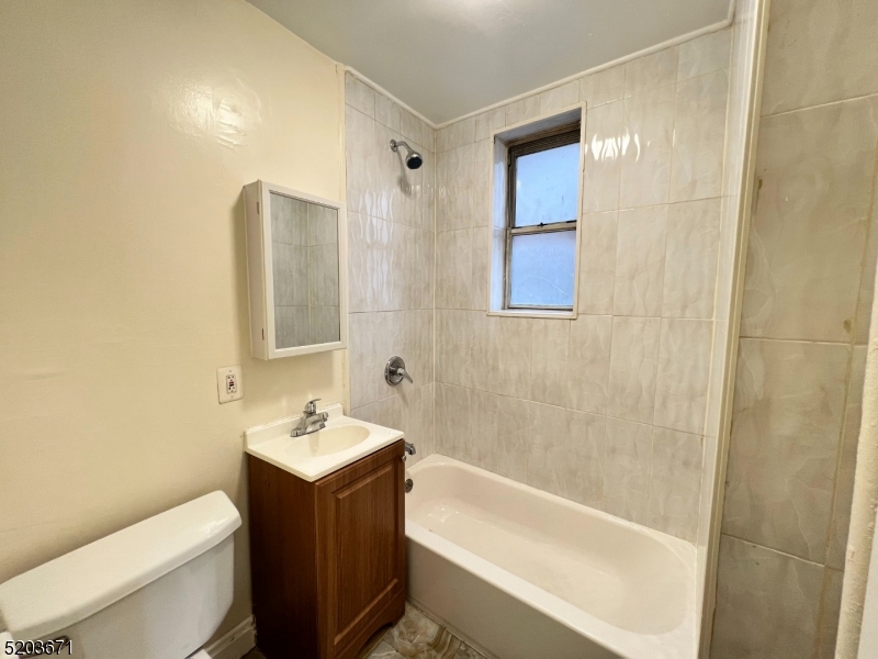 148 Chancellor Ave B9