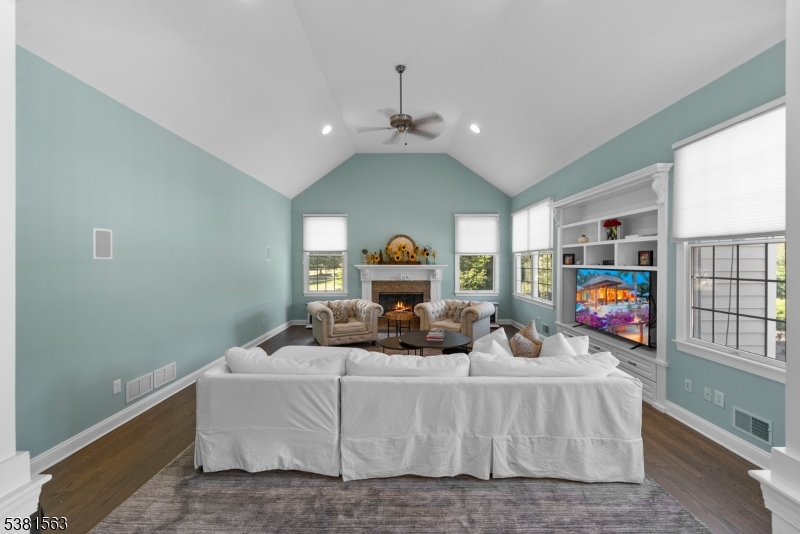 1 Elaine Ct