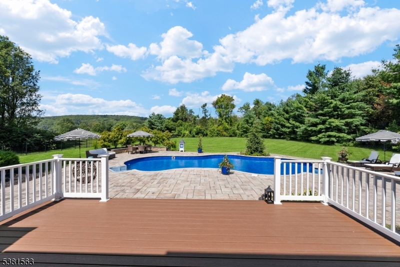 1 Elaine Ct