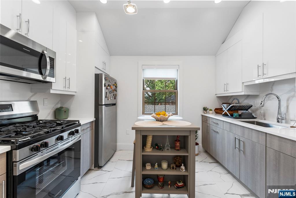 1255 Anderson Avenue 14