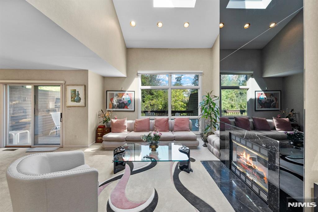 370 French Court