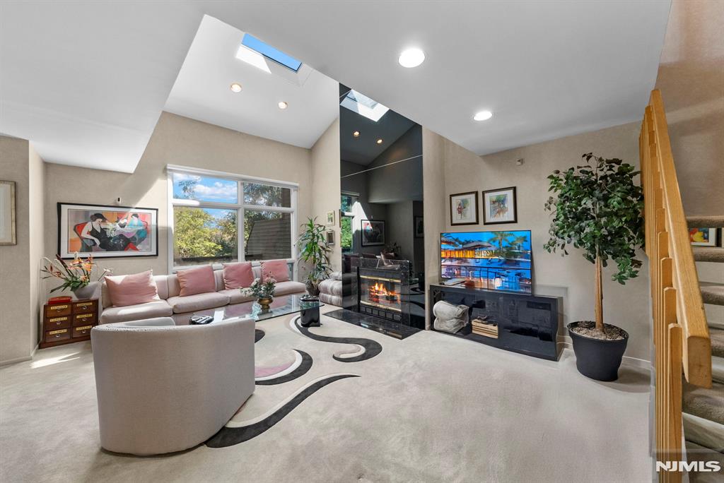 370 French Court