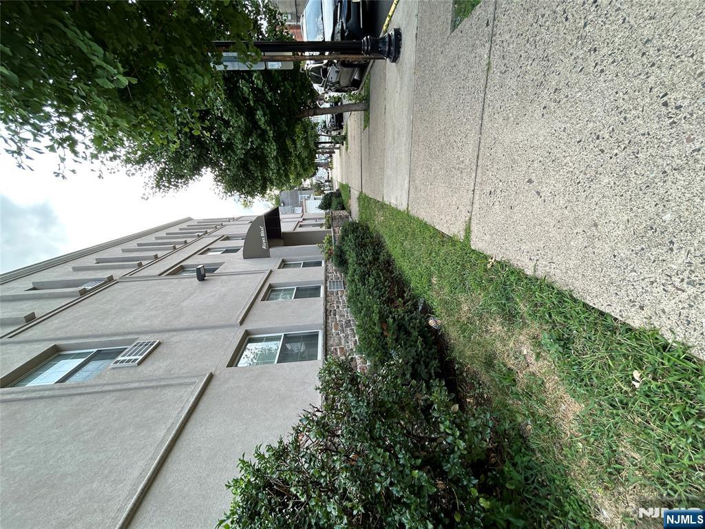 61 Kansas Street 3C