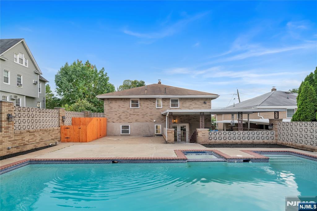 1027 Maple Avenue