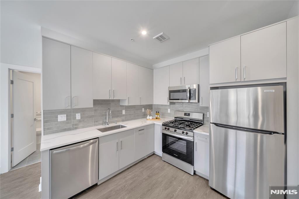 491 Walker Street 2G