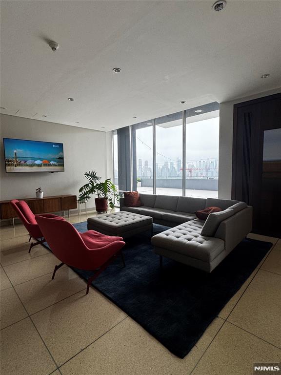 6050 Boulevard East 16J