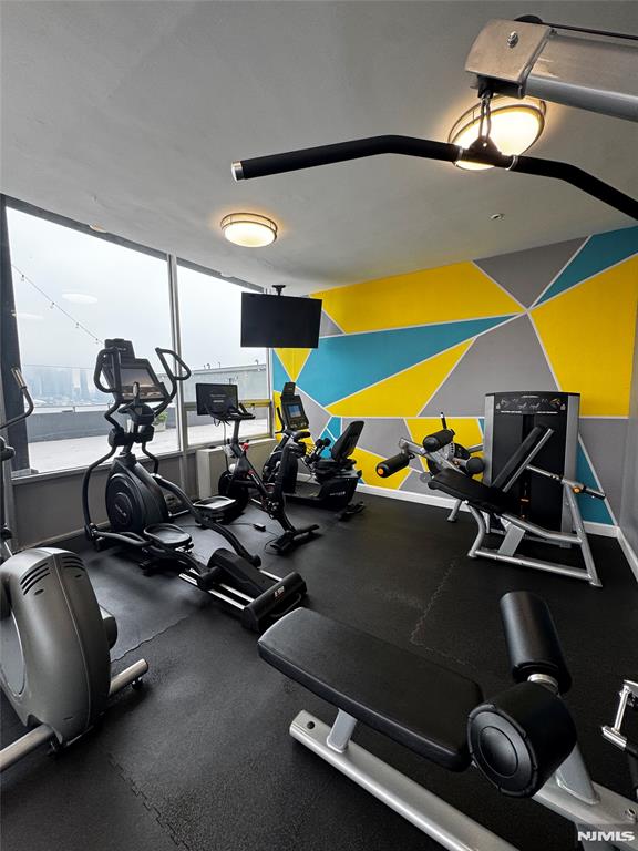 6050 Boulevard East 16J