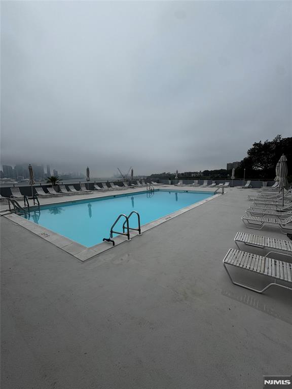 6050 Boulevard East 16J