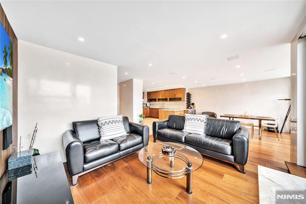 7000 Boulevard East 32C