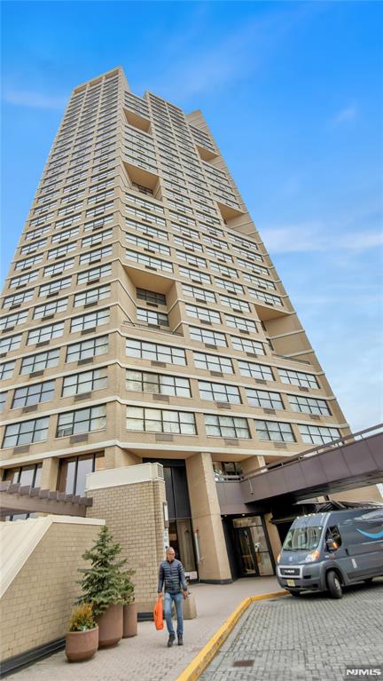 7000 Boulevard East 32C