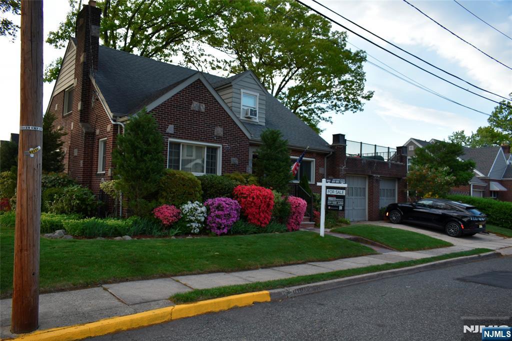 585 Monroe Place