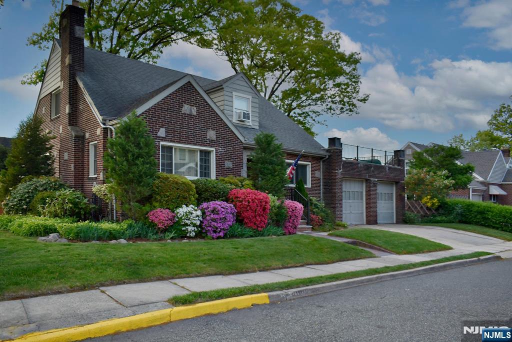 585 Monroe Place