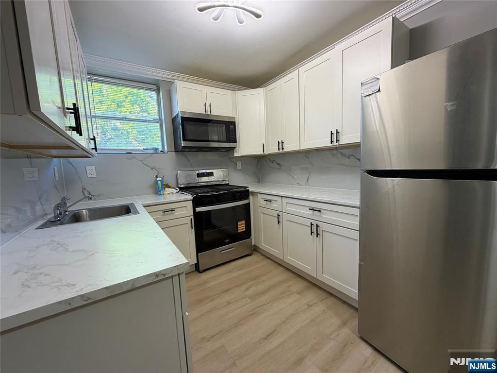 9066 Palisade Plaza