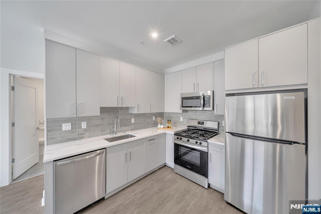 491 Walker Street 3F