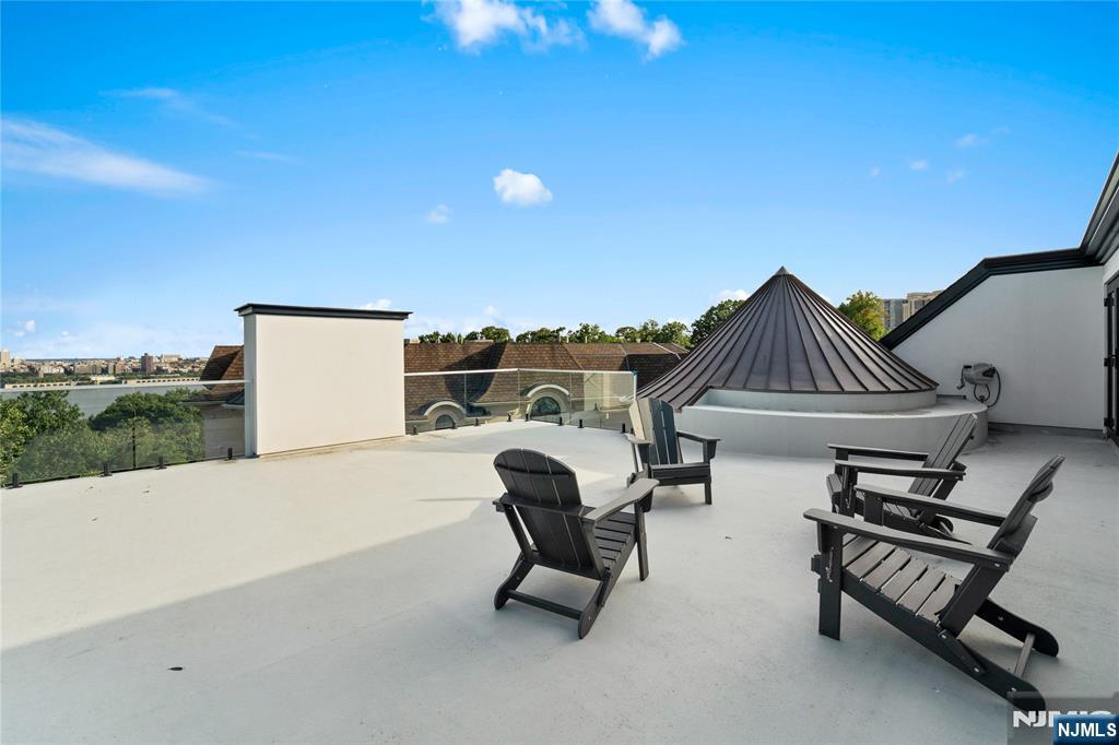 4 Crescent Court