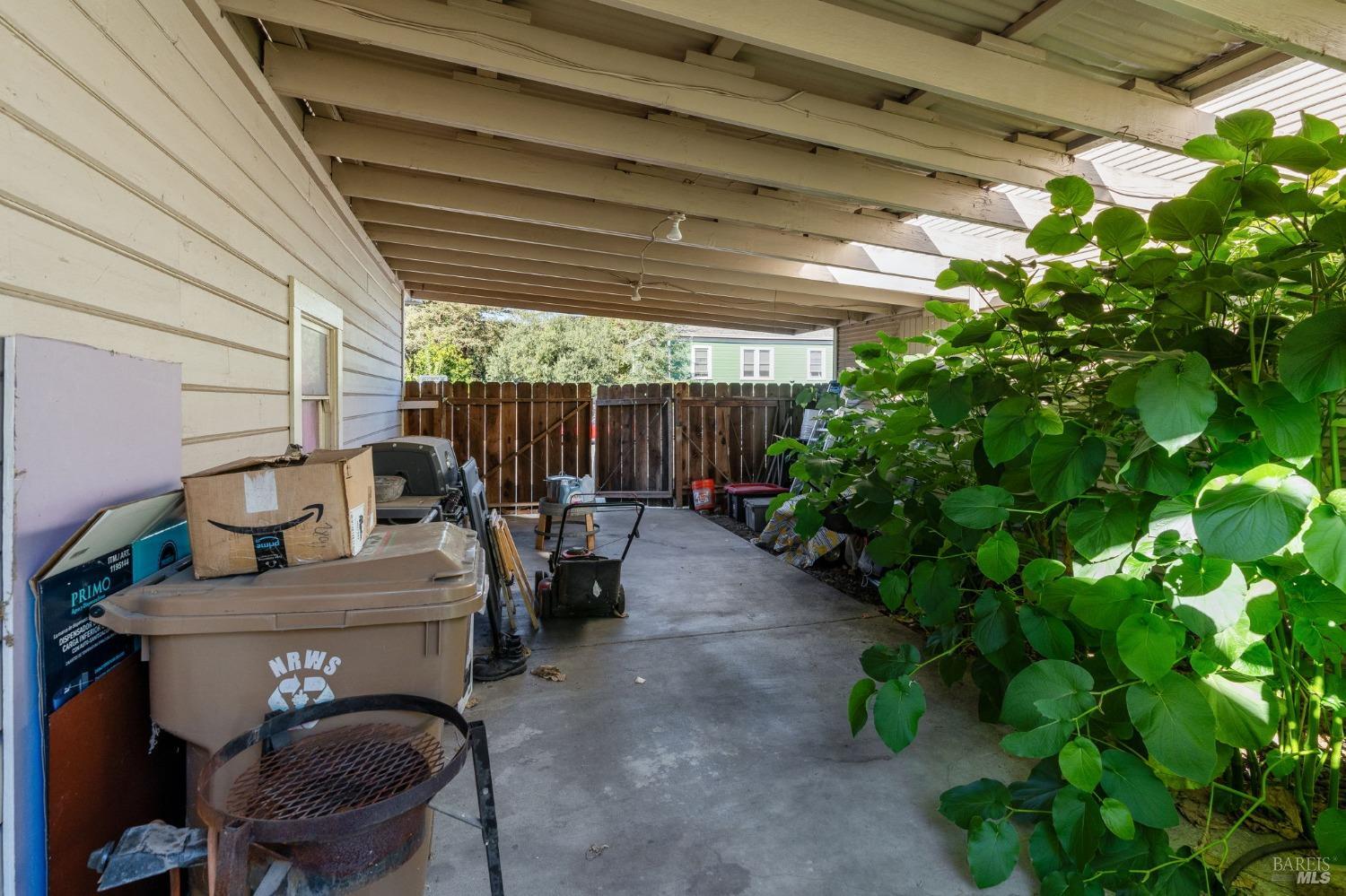 943 Juarez St