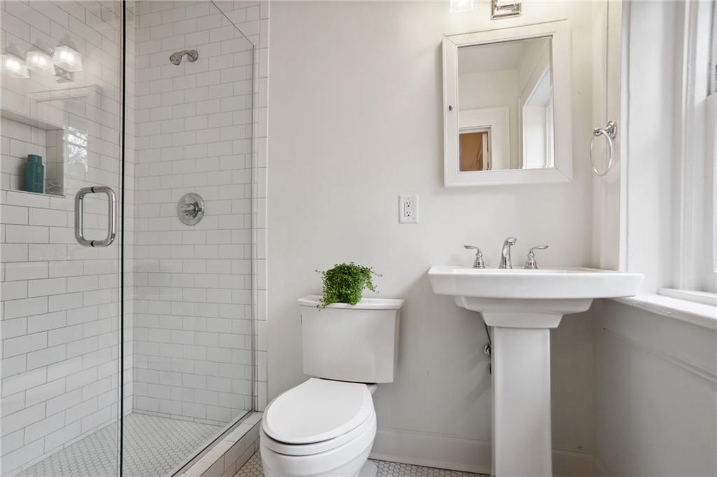 1083 Amsterdam Avenue NE