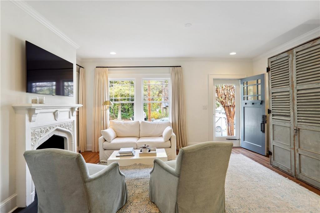 1083 Amsterdam Avenue NE