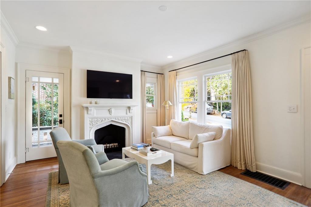 1083 Amsterdam Avenue NE