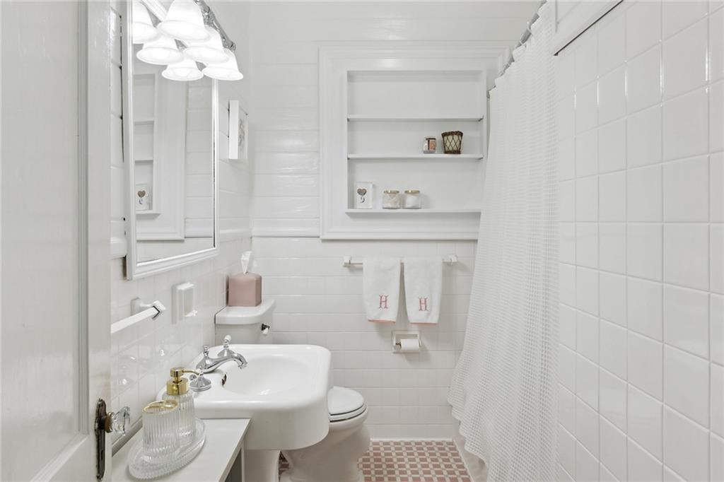 3263 W Shadowlawn Avenue NE