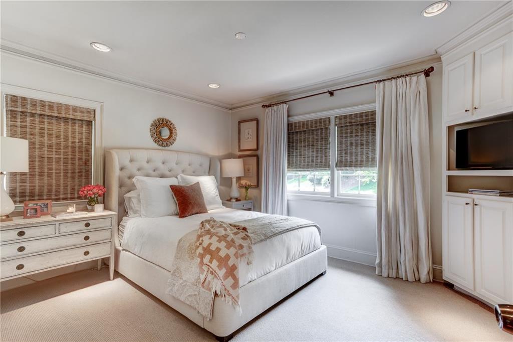 851 Woodley Drive NW