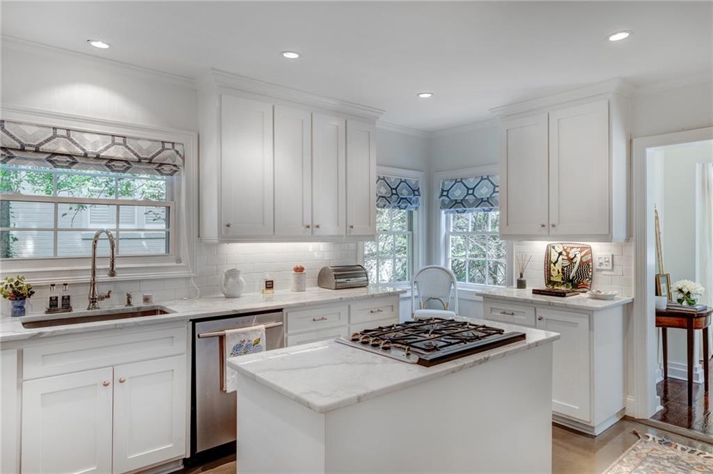 851 Woodley Drive NW