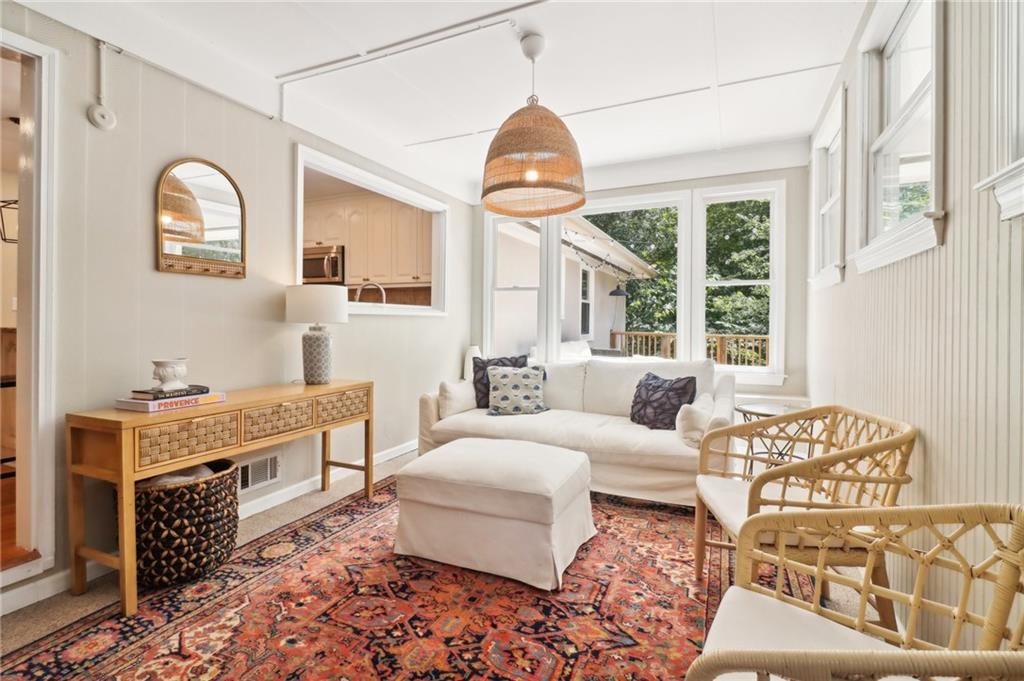 1563 Runnymeade Road NE