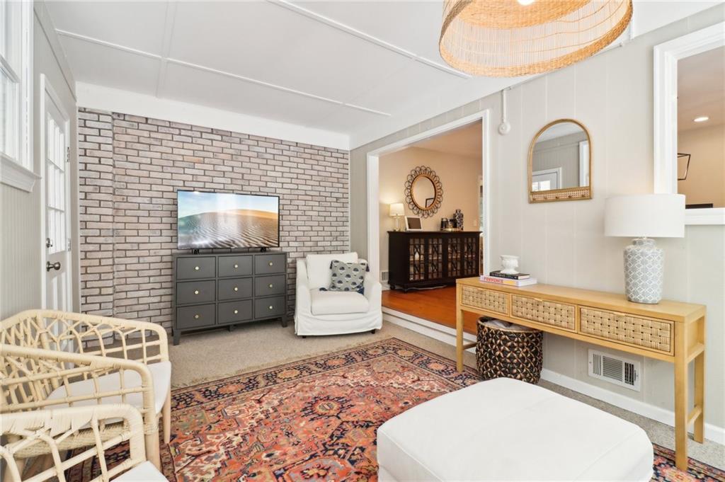 1563 Runnymeade Road NE