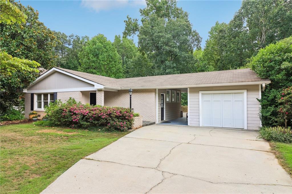 1563 Runnymeade Road NE