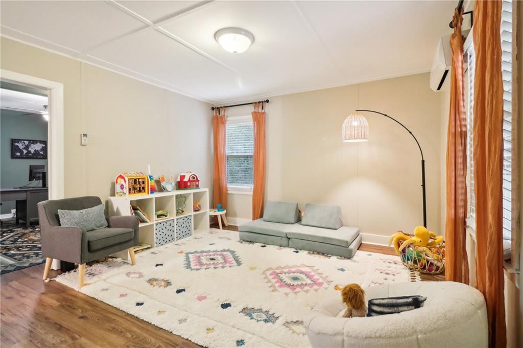 1563 Runnymeade Road NE