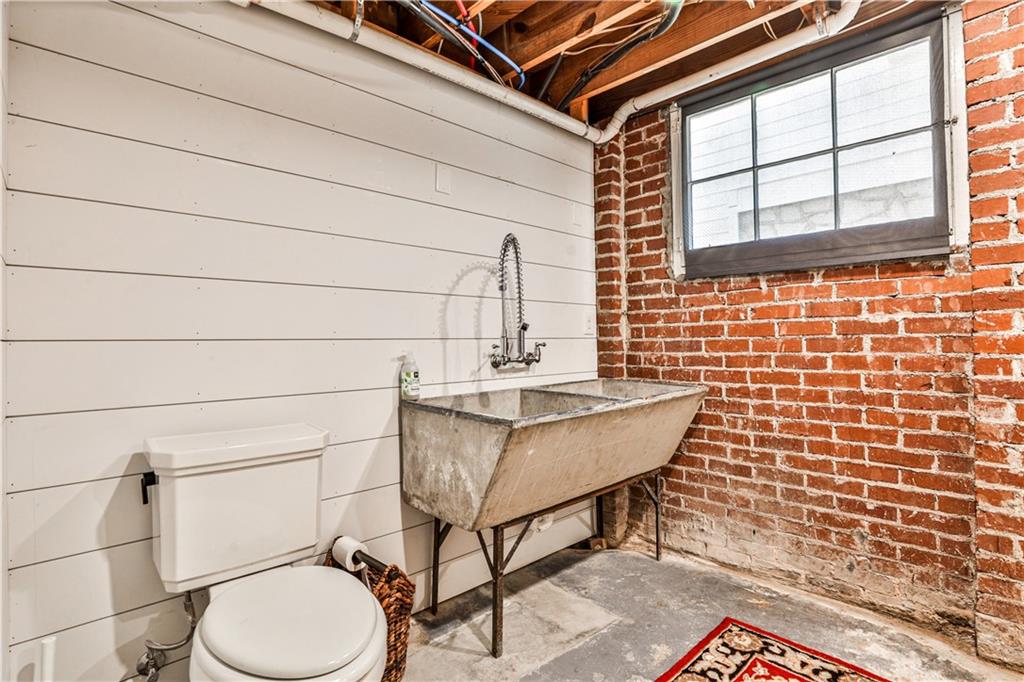 647 Longwood Drive NW