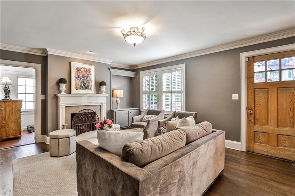 647 Longwood Drive NW